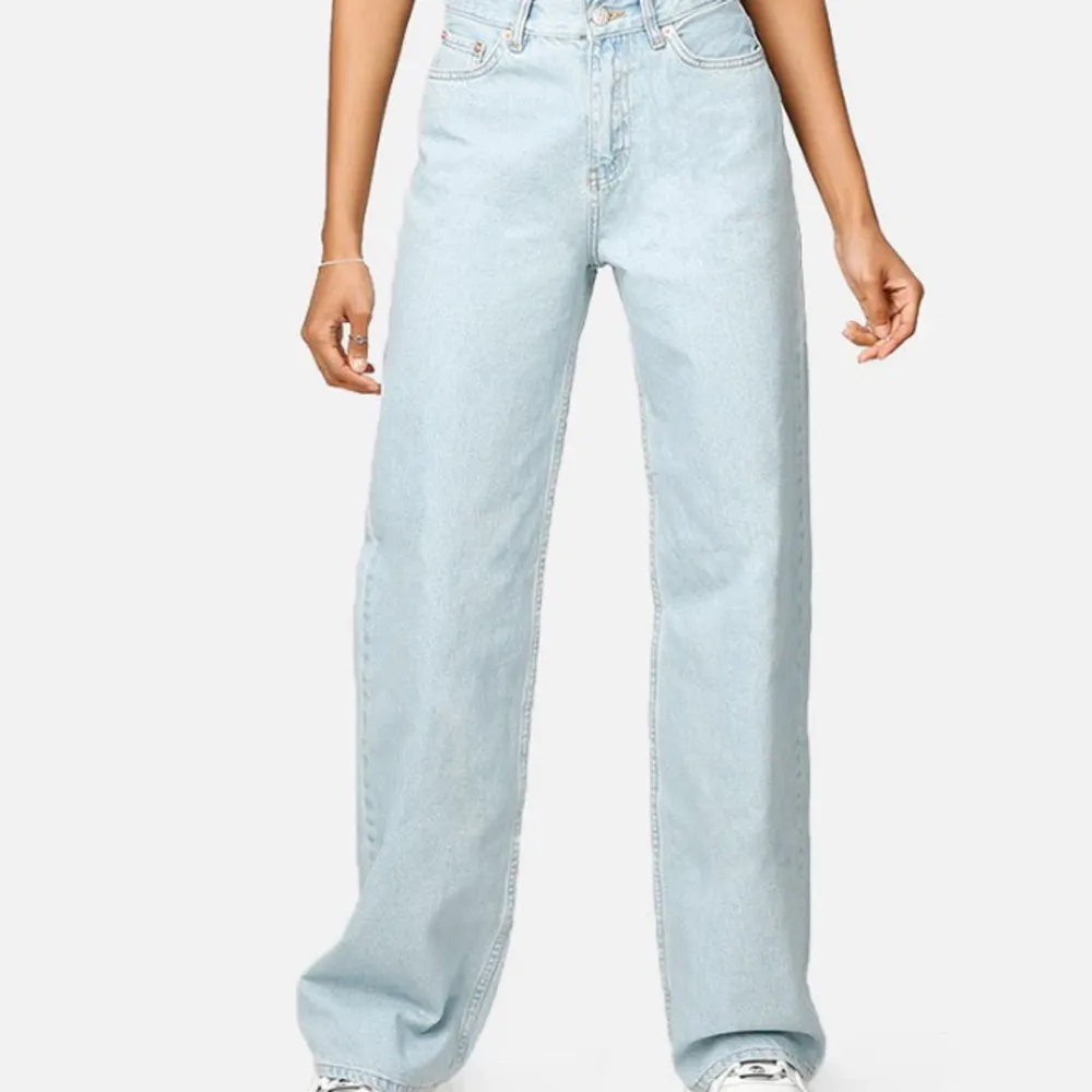 Wide leg jeans från junkyard i waist 26. I färgen ljusblå. Jeansen är i fint skick och är midrise, nypris är 499kr, mitt pris är 250kr💙💙. Jeans & Byxor.