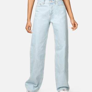 Wide leg jeans från junkyard i waist 26. I färgen ljusblå. Jeansen är i fint skick och är midrise, nypris är 499kr, mitt pris är 250kr💙💙