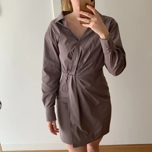 Oanvänd Klänning från H&M - Klänning från H&M. En ”greige” nyans och skön passform. Den har inte kommit till användning hos mig, den är i strl 34 och true to size.