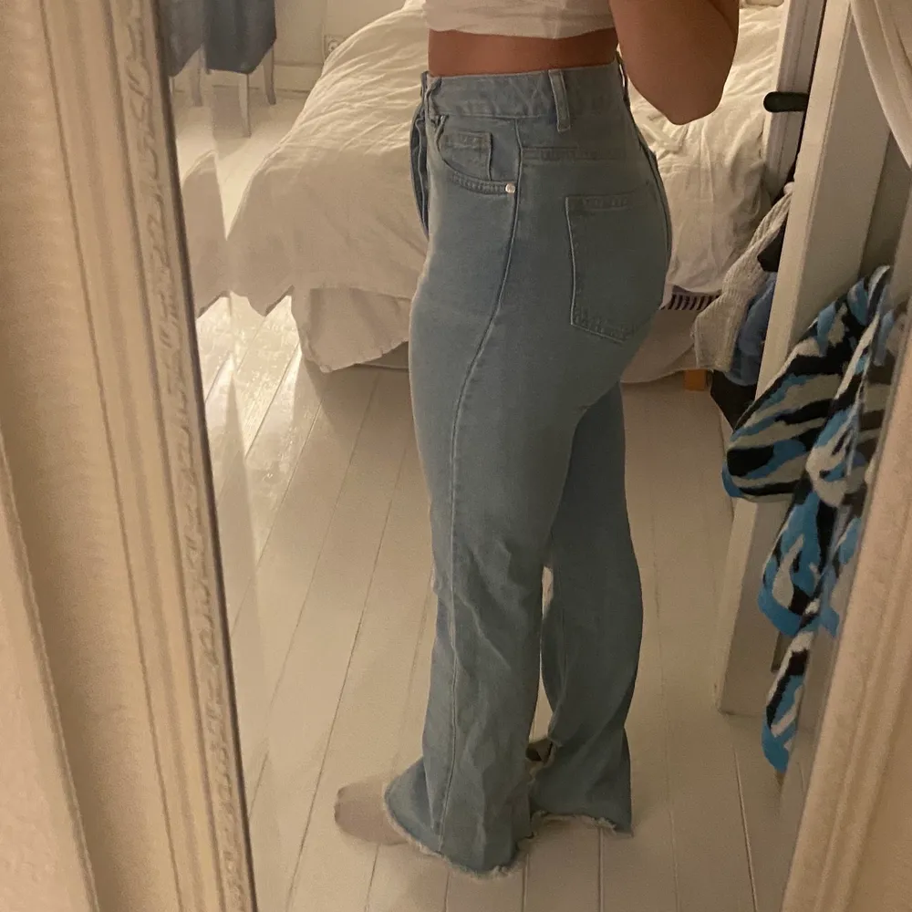 Jättefina jeans knappt använda för dom är för små, är lite mer jeansfärgade och blåa i verkligheten! Köparen står för frakt! ❤️‍🔥 passar mycket bra i längden på mig som är 167 cm!. Jeans & Byxor.
