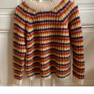 Other Stories stickad  - En jätte fin stickad tröja som knappt kommer till användning. Använd ett fåtal gånger och har inga nopprar osv. Det är en stl S men passar även jätte bra M och L nypris 799