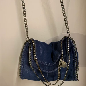 Stella McCartney liknade väska - Bara en liten intresse koll💕 !! av denna ass snygg mörkblåa stella mccartney liknade väskan, den är i jätte fint skick. Säljer bara vid bra bud❤️