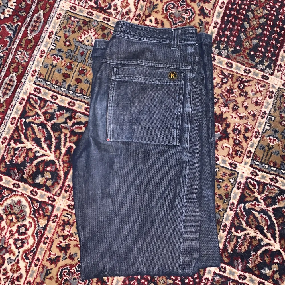 Säljer ett par mörkblå jeans! I storlek 32/34:) kan skickas mot fraktkostnad på 66kr (spårbar). Jeans & Byxor.