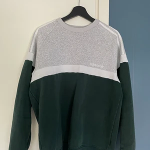 Adidas Originals Sweatshirt - Välanvänd sweatshirt från adidas originals. Därav det låga priset! Hör gärna av dig vid frågor! 
