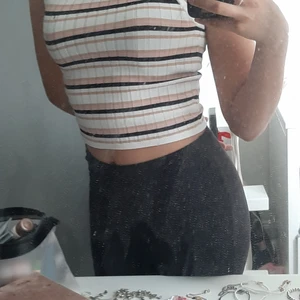 Gullig randig topp från H&M - Gullig randig topp från H&M i bra skick, strl XS💖 40 kr + 45 kr frakt