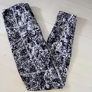 SOC träningsbyxor strl S - Bra skick, knappt använd.