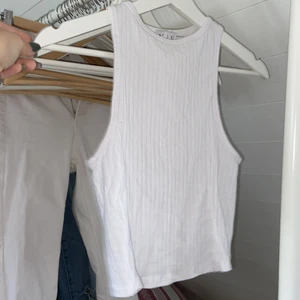 Vit topp strl XXS - Bra skick, knappt använd.