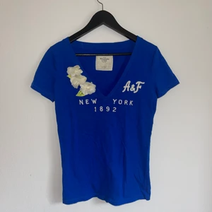 Abercrombie & Fitch L - Hej! Jag säljer min Abercrombie & Fitch T-shirt i storlek L. Snygg till jeans! 