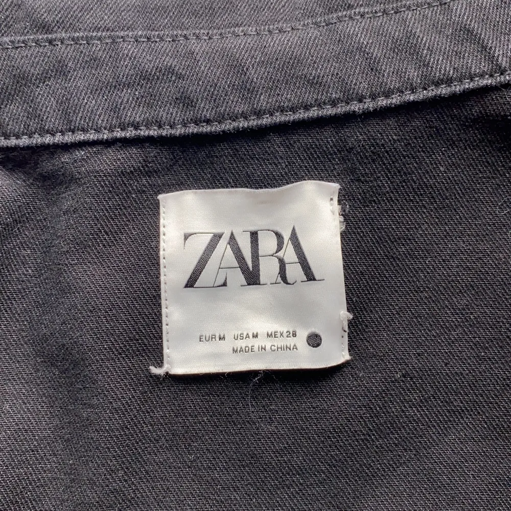 Säljer min jättefina svarta jacka med fransar från zara då den inte har kommit till användningen så mycket. Köparen står för frakt och om det är flera som är intereserade så blir det en budgivning 🥰🥰. Jackor.