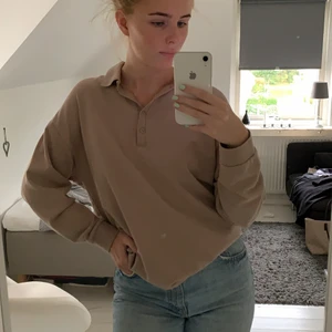 Långarmad tennis tröja - Fin ljusbrun tenniströja från zara. Använts 2-3 gånger och kommer inte till användning därav säljer jag den. Man kan själv bestämma uriningen med knappparna. Strl S men passar M då den är lite oversized💕