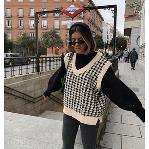 Stickad väst - Super mysig svart/beige mönstrad stickad väst, perfekt nu till hösten. Från Byanastasia och är oversized, säljer även en likadan i vit/blå. Två första bilderna är lånade. Skriv privat vid frågor eller om ni vill köpa💗💗