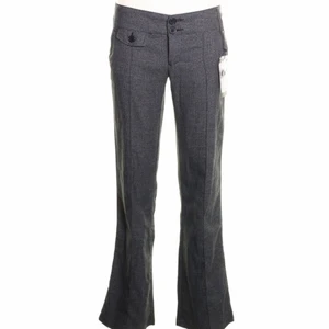 Kostymbyxor - Ett par snygga lågmidjade kostymbyxor i nyskick som sitter otroligt bra på kroppen, säljer pga behöver göra plats i garderoben❤️