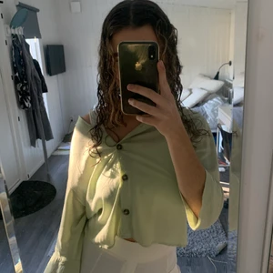 Olivfärgad skjorta - En skjorta som kan bäras upp på många olika sätt!! Säljer då det inte är min stil