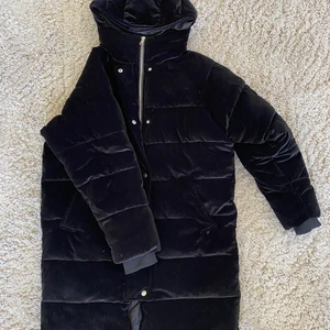 PUFFJACKA SAMMET⚡️ - Säljes endast pga flytt och för att jag har flera liknande jackor!! Helt fantastisk från NAKD. Nyskick