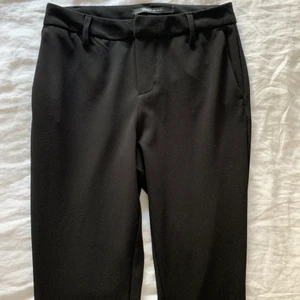 Bootcut kostymbyxor - Skitsnygga kostymbyxor i bootcut modell köpta ifrån only.🖤Sparsamt använda. Storlek XS🖤frakt 66 kr, samfraktar gärna! Nypris 399 kr, budgivning från 150 kr🖤