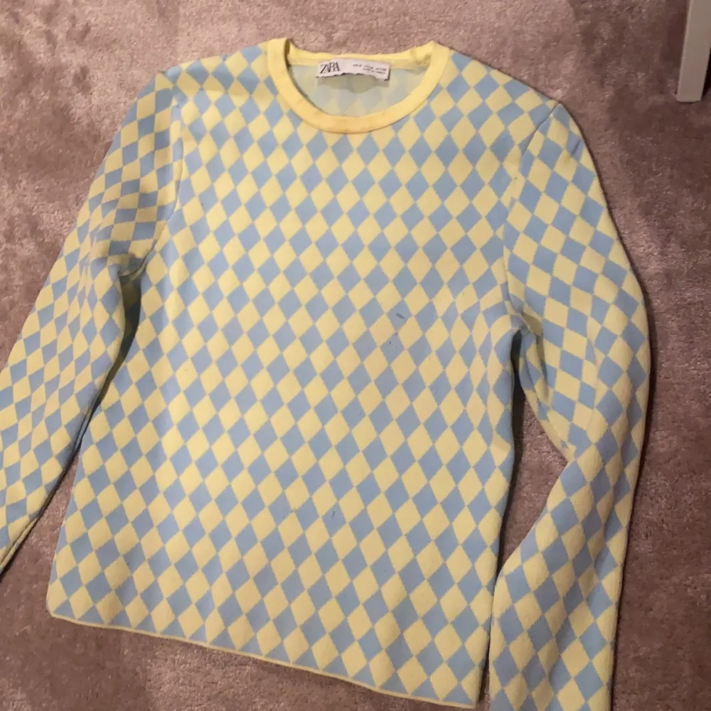 Säljer denna höstiga zara tröja med tryck av romber! Köpt för ca 200kr💕 möts upp i Stockholm eller fraktas. Skriv för mer bilder. Tröjor & Koftor.