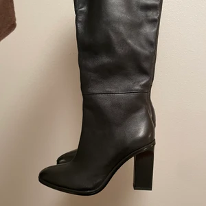 Svarta stövlar med klack från zara - Säljer mina stövlar i läder från zara som är slutsålda och helt oanvända. Storlek 38 men passsar en 37 också. Nypris 1490:- 