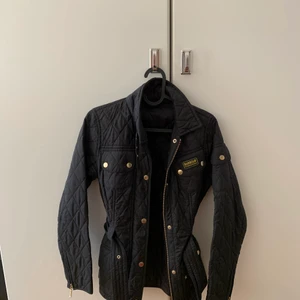 Jacka Barbour - Jacka från Barbour i storlek 32. Skulle säga att den är rätt stor i storleken. Den är knappt använd och är i väldigt fint skick.