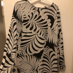 Kort klänning - Kort klänning med fina ärmar