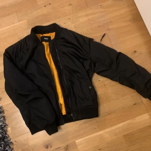 Bomber jacka - Fodrad bomber jacka perfekt nu till hösten