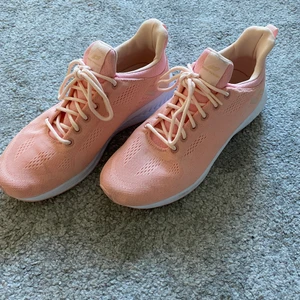 Träningsskor - Superfina träningsskor som tyvärr är för stora för mig! Använd cirka 3 gånger