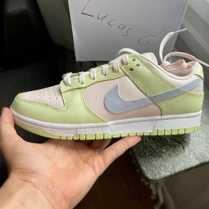 Nike Dunk Low Lemon Drop - Säljer helt nya (oanvända) eftertraktade nike dunks. Storlek: 41. Tänker mig 1300 för de. Kan upphämtas i Linköping eller fraktas för 99kr📦
