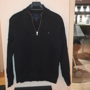 Tommy hilfiger tröja - Säljer min fina mörkblå stickade Tommy hilfiger töja med dragkedja upptill, superfin.