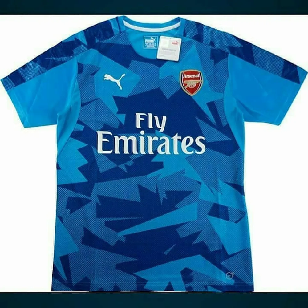 En träningströja från Arsenal FC i storleken M. T-shirts.