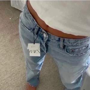 Ett par jätte snygga mid Rise jeans från zara i stl 32💕skriv om du är intresserad eller har frågor.köp direkt för 900 inklusive frakt💕