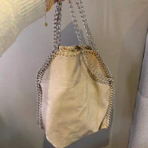 Stella mccartney liknande väska - Jättefint beiget läder med silvrig kedja, inga deffekter. Säljer då den inte kommer till användning längre💕