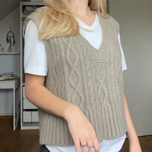 Stickad väst - Stickad väst från zara. Nyskick då jag knappt använt den! Mycket mjukt material. 