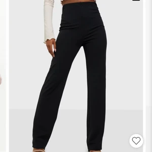 Kostymbyxor nelly  - Helt nya! Endast testade pga att jag hittade ett par finare när jag redan hade tagit bort lappen på dessa. Storlek XS. Dom är långa och väldigt högmidjade ! 