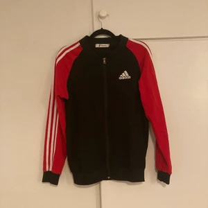 Adidas tröja  - En svart och röd adidas tröja strl M men skulle säga den passar från S- L beroende hur man vill den ska sitta. 