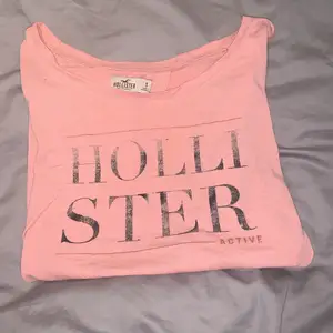 Ljus rosa t-shirt från hollister i strl s med väck i ryggen😍😍😍Superfin och mysig💕☺️Bjuder frakt