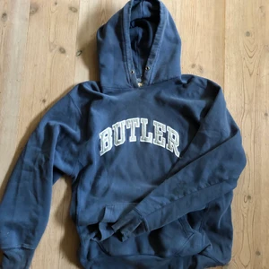 Hoodie  - Jättesnygg hoodie som aldrig kommer till användning, bra kvalite men lite sliten längst ut vid armarna💙