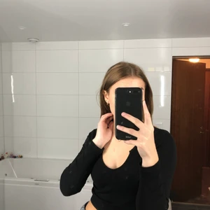 Långärmad topp - En långärmad tröja som är ifrån ASOS, den är endast provad. Jätte mjukt och skönt tyg som är stretchigt, passar XS-S💗