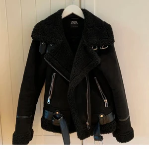 Zara jacka - Snygg jacka från zara, använd 2/3 gånger. Nypris 859. Hör av er vid frågor