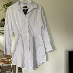Prettylittlething klänning - Strl S Skjortklänning något genomskinlig aldrig använd frakt 66kr