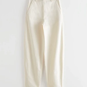 Banana Leg Cotton Trousers - Cotton trousers with a banana leg and slanted pockets.  Organic cotton  Zip and button fly  Duo welt back pockets    Använt 2 gånger!