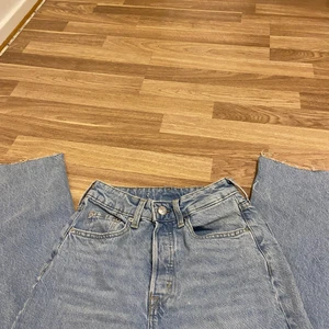 blåa jeans  - säljer nu mina blåa fina jeansen som jag tyvärr har växt ur. köparen står för frakt.