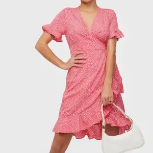 Omlottklänning från Vero Moda som försluts med knytband i midjan. Färgen är en superfin rosa med vita prickar och skicket är som nytt. Nypris är 349kr, jag säljer för 50kr! Köparen står för frakt🤎