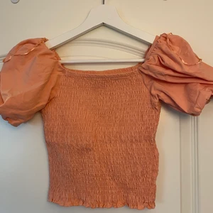 Gina tricot topp - Säljer en helt ny topp från Gina tricot (prislapp kvar). Storlek S. Köparen står för frakten!