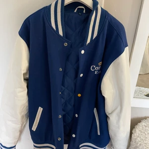 Vintage oversized varsity baseball jacka - En ascool specialgjord corona college jacka, säljs pga används ej. Detta är one of a kind och det finns bara 1 av den i världen. Oversized och passar alla mellan s-xl beroende på hur man vill att den ska sitta. Pris kan diskuteras