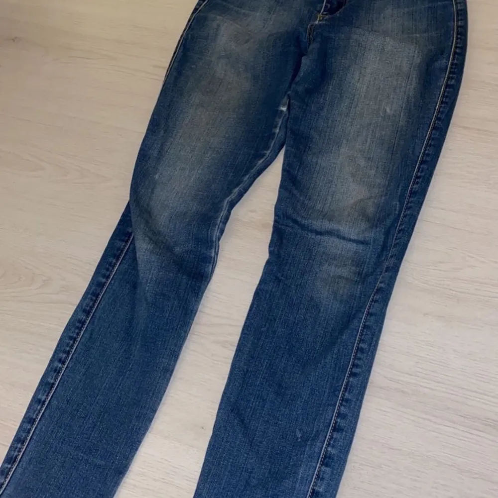 Snygga tighta blåa jeans från Fashionnova, det är storlek 7 i US storlek vilket motsvarar ungefär storlek 36. De är dock lite slitna mellan benen men det går lätt att sy ihop! Köparen står för frakt. . Jeans & Byxor.