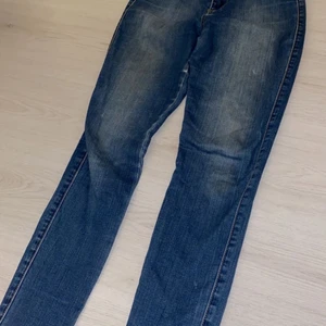 Snygga blåa jeans från Fashionnova!  - Snygga tighta blåa jeans från Fashionnova, det är storlek 7 i US storlek vilket motsvarar ungefär storlek 36. De är dock lite slitna mellan benen men det går lätt att sy ihop! Köparen står för frakt. 