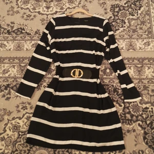 38 - En mix klänning som svärt och vit är inte använt den tills över knö PRISET KAN GÅ NER 