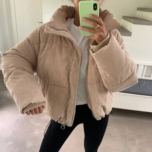 Manchester vinterjacka  - Helt oanvänd beige vinterjacka, står ingen storlek men passar mig som är en 34-36 fast den är lite för oversized 