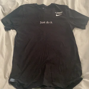 Off White xVirgil Ablohx Serena Williams - Off White xVirgil Ablohx Serena Williams t shirt använd några gånger ser ut som nysick. Kostar runt 1000-2000 ny.