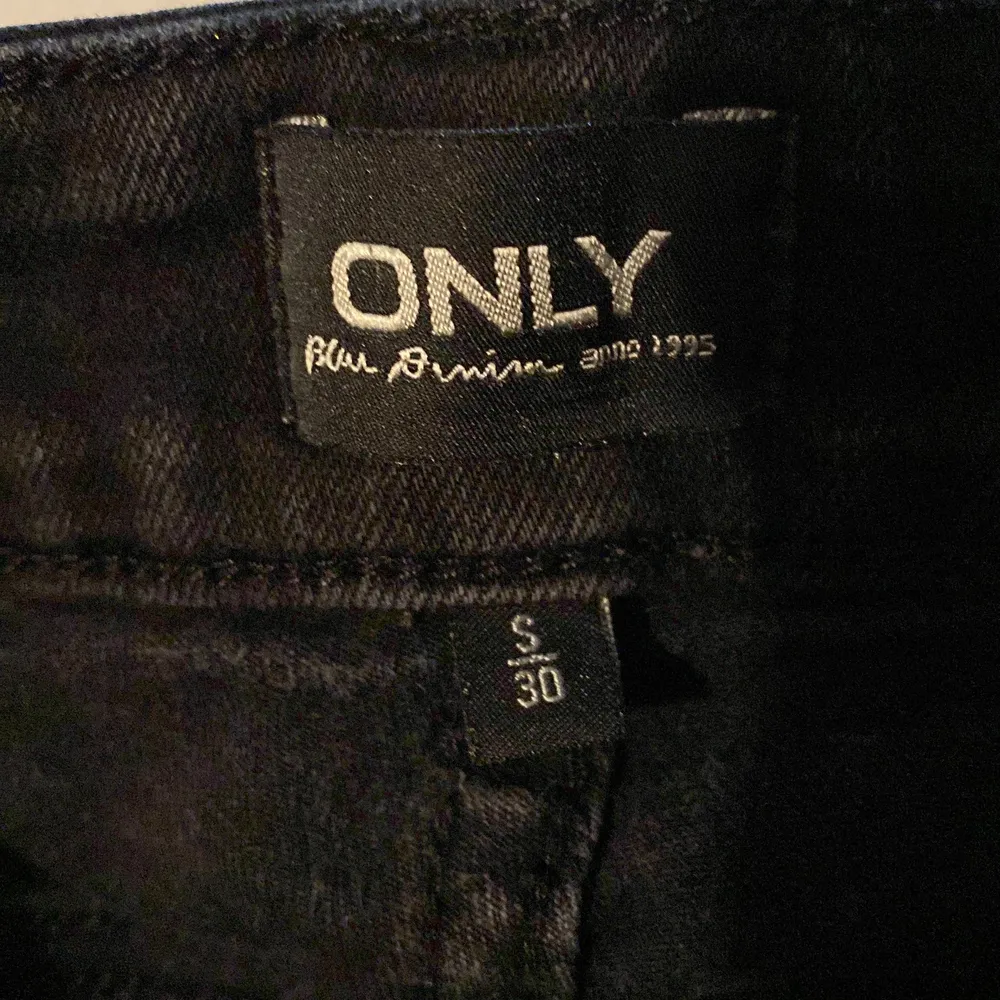 Fina, inte mycket använda med lite ”slitet” nedtill. Nypris mellan 500-600:-. Jeans & Byxor.