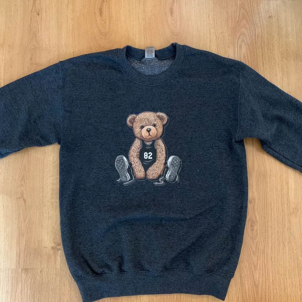 Gråblå Teddy sweatshirt. Köpt för 800 på en instagramsida. Kommer inte till användning, använd kanske 2 gnr. Pris+frakt. Hoodies.